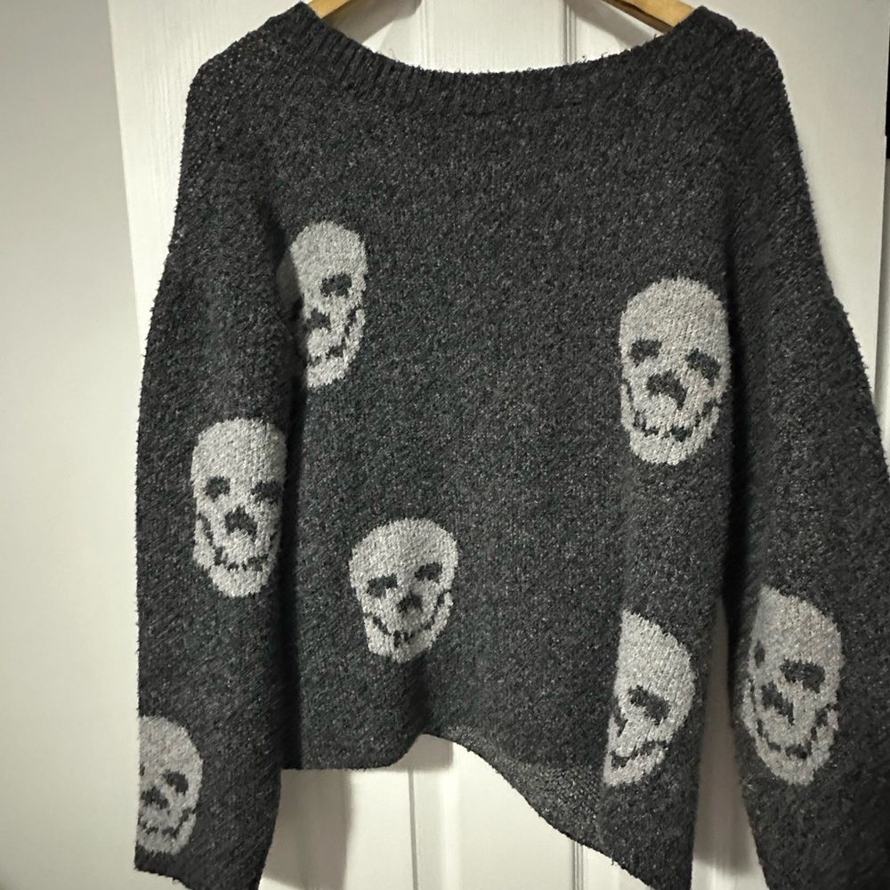 5 for $20🛍️🔵 Women’s V-Neck Scull Sweater. Size XXL - Picture 4 of 4